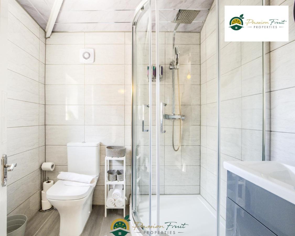3 Bedroom Coventry House By Passionfruitproperties With Free Wi-Fi, Large Garden And Driveway - 52Nrc Eksteriør billede
